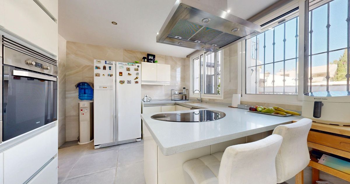 Semi-Detached House in The Golden Mile, The Golden Mile, 10/11
